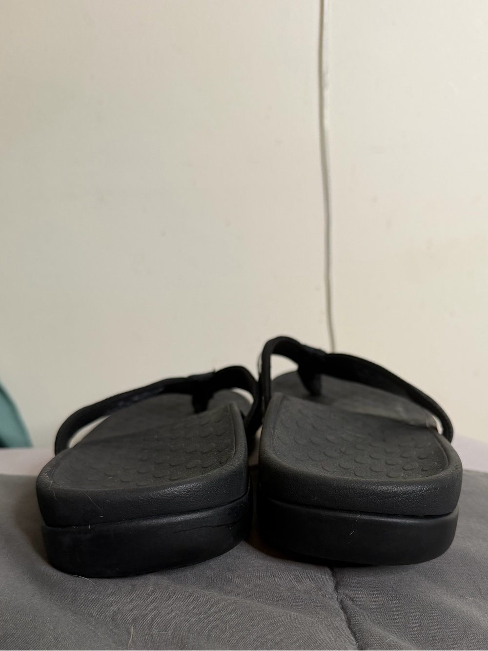 Vionic black Flip-Flops - Picture 6 of 6